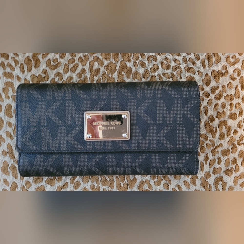 Michael Kors Logo Tri-fold Wallet